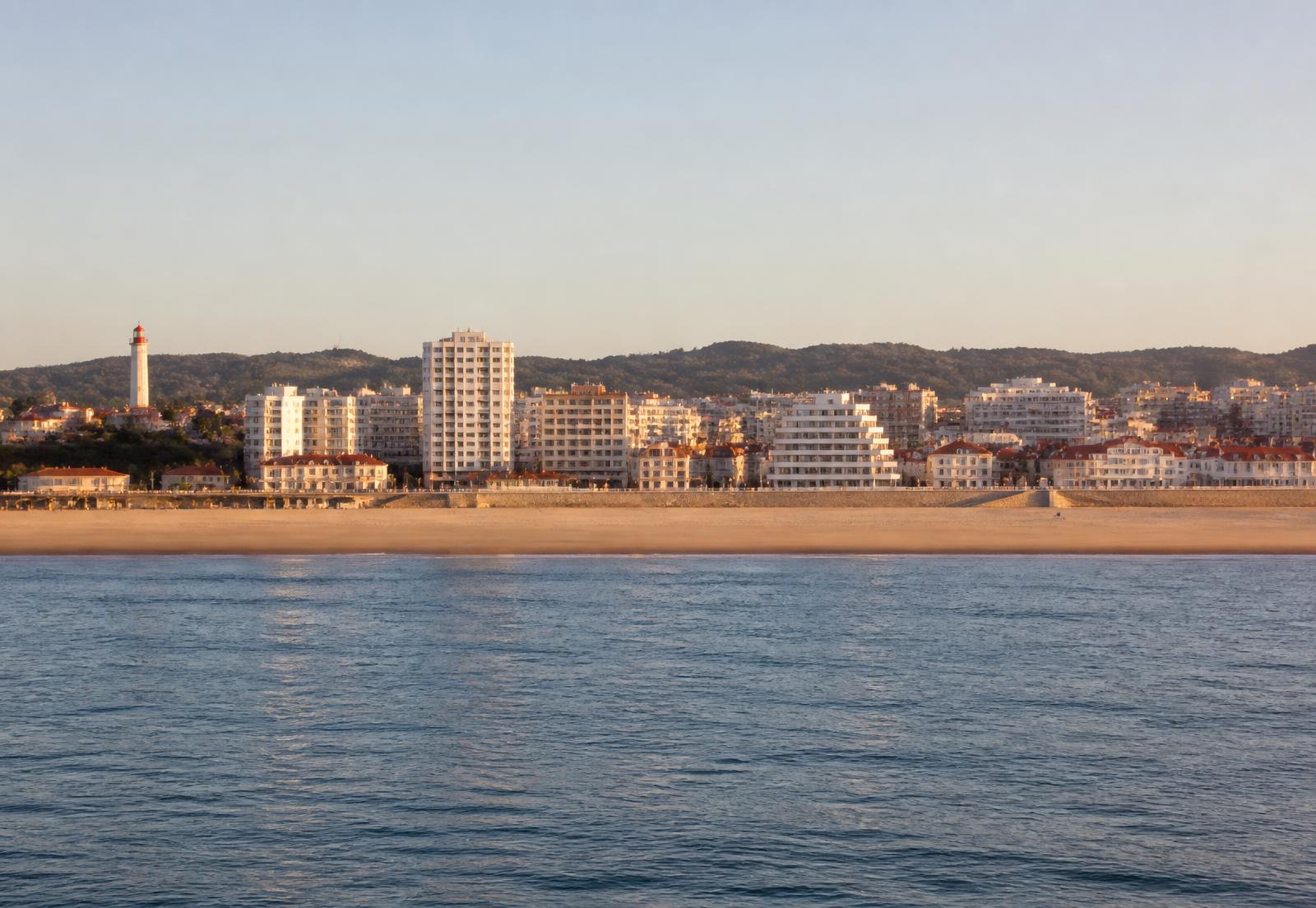 Vista do mar para a cidade da Figueira da Foz, com a praia e o edificado ao longo da marginal