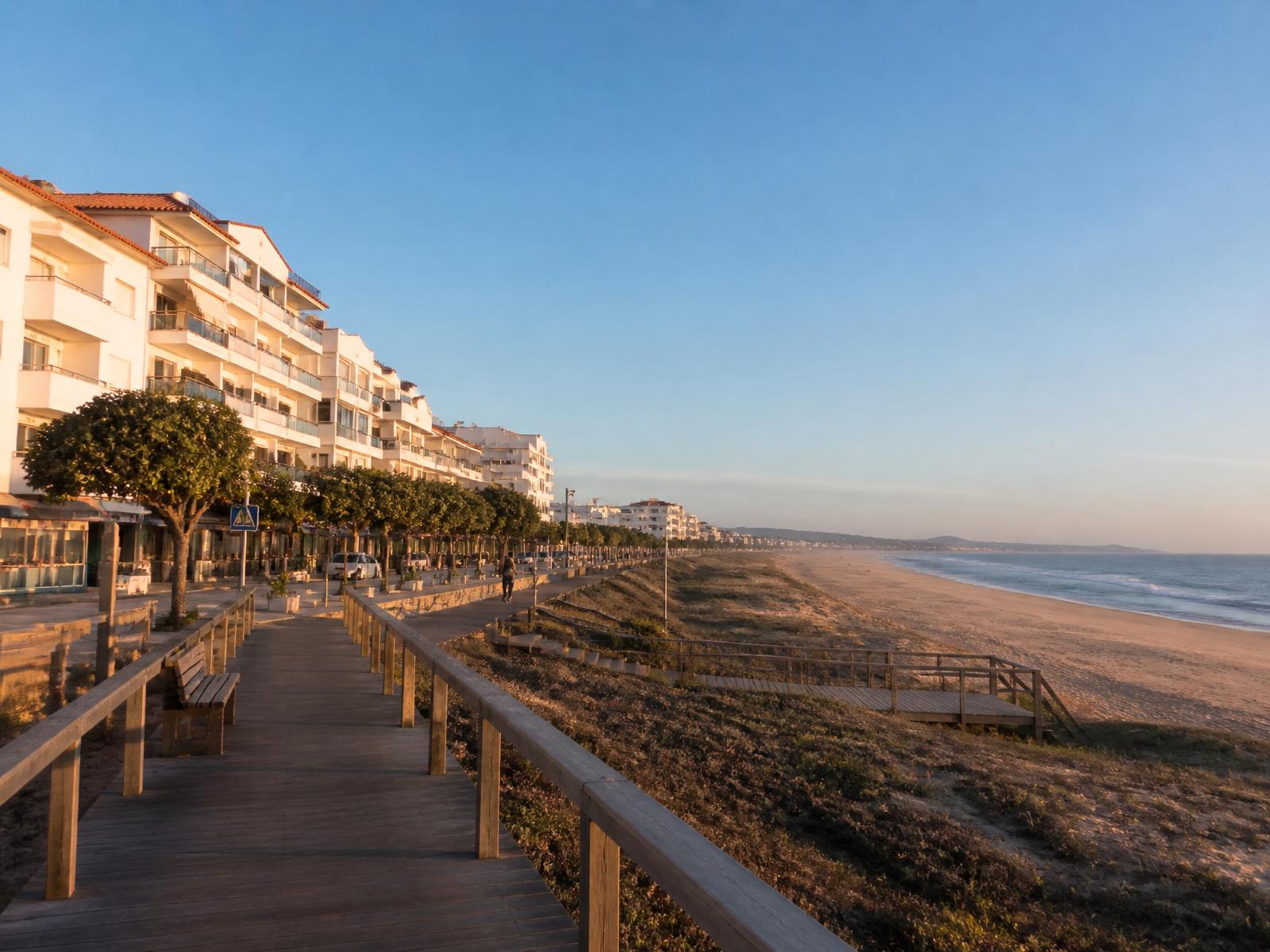 Passadiço junto à praia da Figueira da Foz com avenida marginal